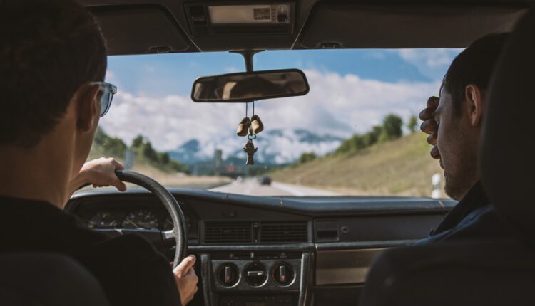 deux personnes en voiture